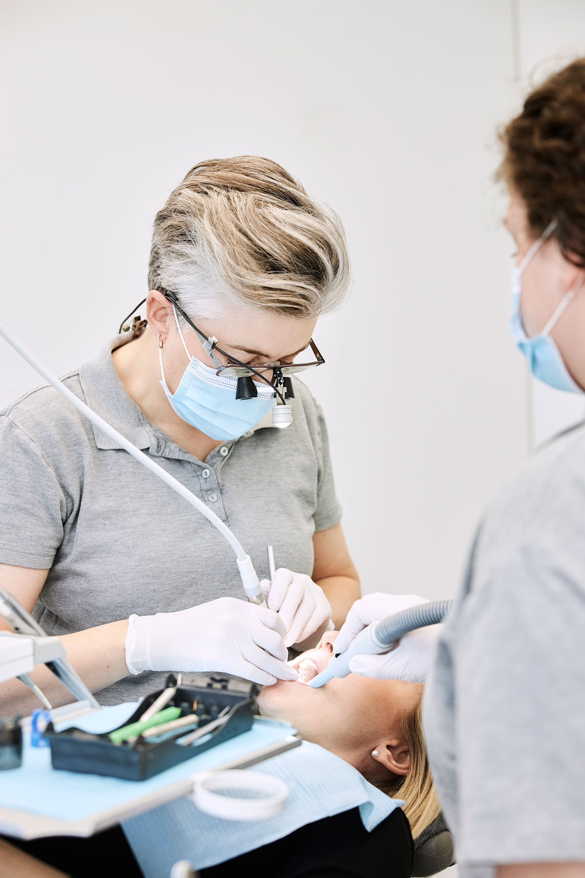 Tandlæge udfører behandling på klinikken